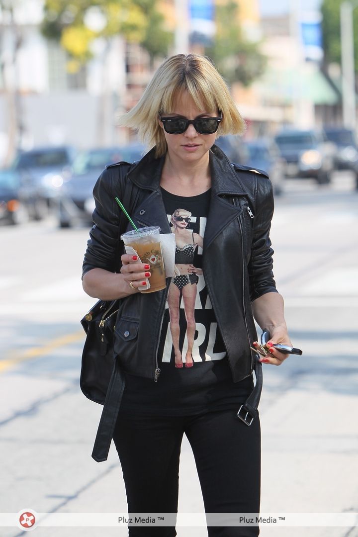 Mena Suvari departs Urth Caffe on Melrose Avenue | Picture 107064